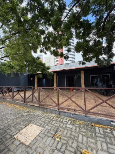Amplo imóvel com 404,45m², ideal para o seu negócio! O espaço conta com fachada arborizada