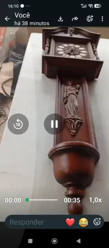 Relógio antigo. Relíquia. (Não tem cuco.)