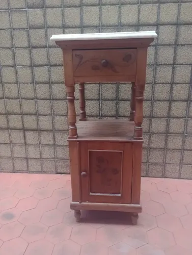 Linda mesinha auxiliar/criado-mudo/mesa de cabeceira estilo Império, com tampo de mármore.