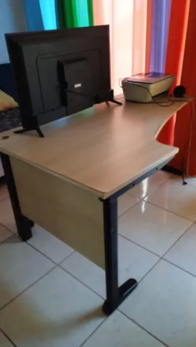 Mesa de escritório 157 cm x 100cm
