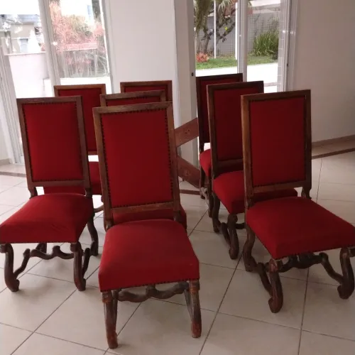 8 Cardeira antiga de madeira com mesa de madeira antiga