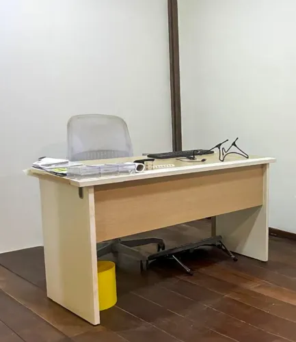 Mesa escritório sem gavetas abertura organizadora para passagem de fios Usada