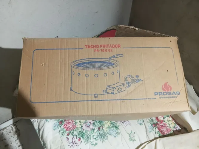 Vendo 1 máquina de batatinha no gás nova na caixa 
