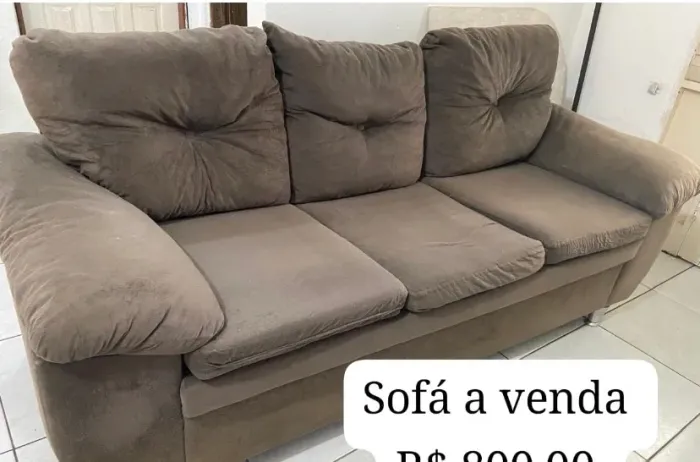Sofá de três lugares
