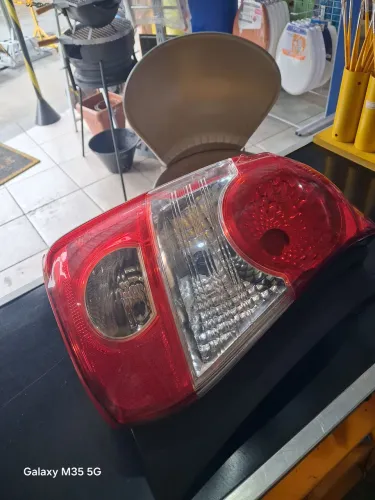 Lanterna esquerda etios hatch.1.3 2017 com pequeno quebrado!
