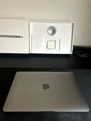 MacBook Air M1 13" 8GB 256GB Cinza-Espacial, completo na caixa