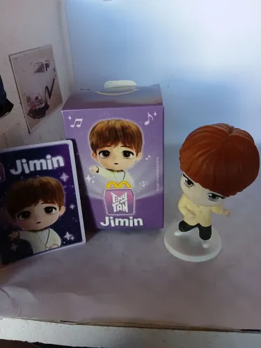 Boneco Jimin bts McDonald's na caixa