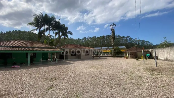 Terreno a venda com 2 casas soltas bairro bateas