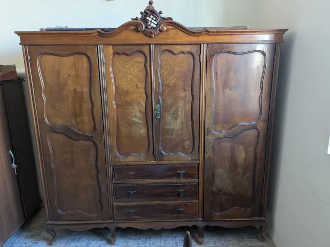 Guarda roupa de madeira maciça