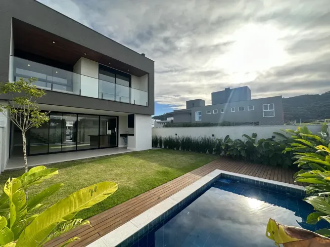 Casa nova nunca habitada de 3 suítes com 220m com piscina na Lagoa da Conceição em Florian