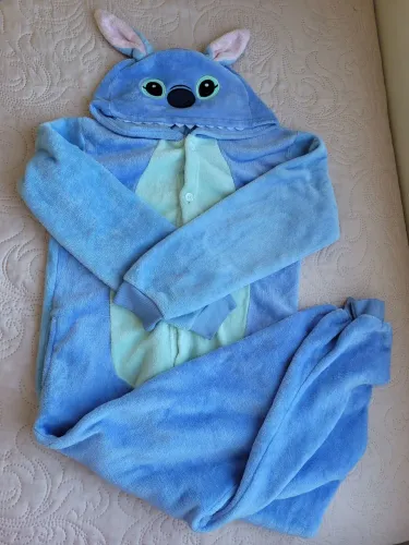 Pijama macacão Stitch tamanho 9/10 anos, 140cm.<br>R$ 50,00