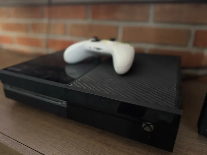 Xbox One + 1 controle