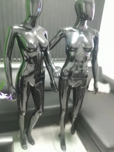Maniquin feminino cada um sai 250