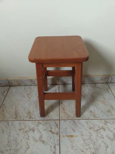 Banquinho de madeira