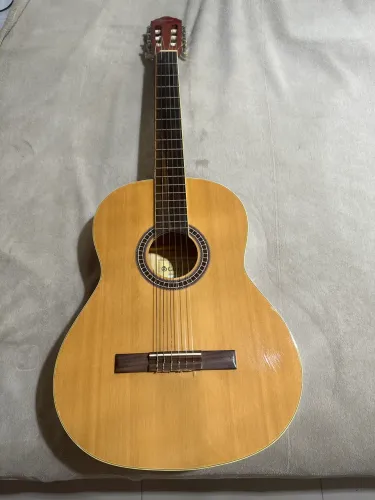 Violão para iniciantes de nylon da Giannini
