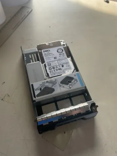disco rígido (HDD) da marca Dell com capacidade de 600 GB, projetado para servidores.