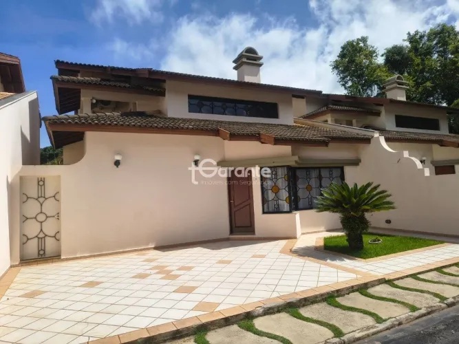 Casa para aluguel em Atibaia, Condomínio fechado com 310 m², 2 vagas de garagem, 3 suítes,
