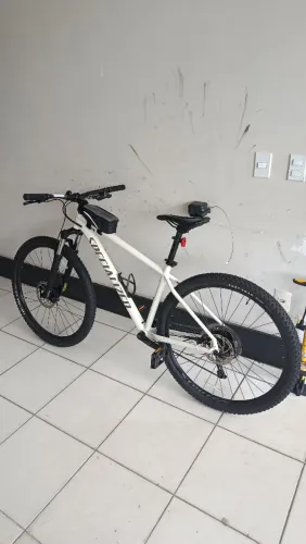 Bicicleta Specialized Rockhopper Comp 29 + capacete e bomba de ar