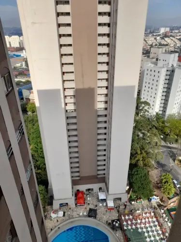 loca apto Mercês - São Paulo - SP 2 dormitórios com armários sala com quadro para tv