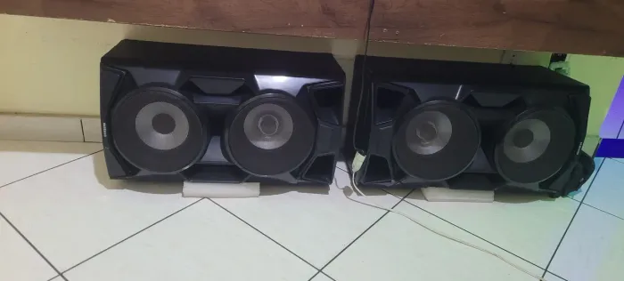 Vendo um par de caixas de som Samsung giga 2000w