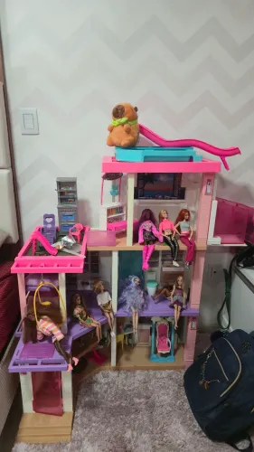 Casa da boneca barbie 120cm usada em bom estado de conservação, vem com 12 barbies