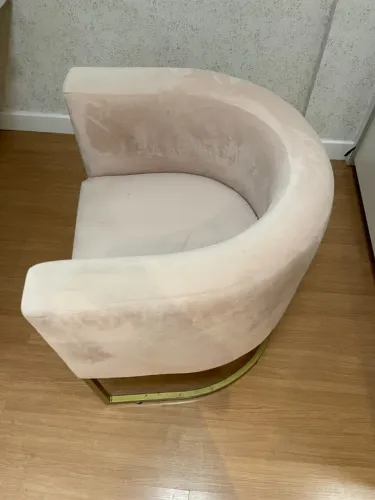 Poltrona decorativa estofada ? veludo rosê com base metálica dourada