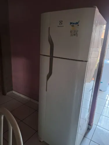 Vendo geladeira com 2 anos de uso. Nada quebrado, só precisa fazer a troca do motor 