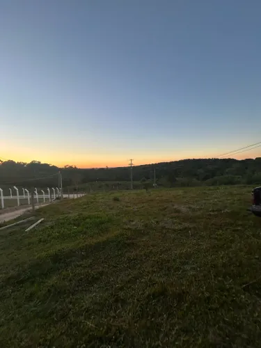 Vende-se terreno com uma casa de madeira