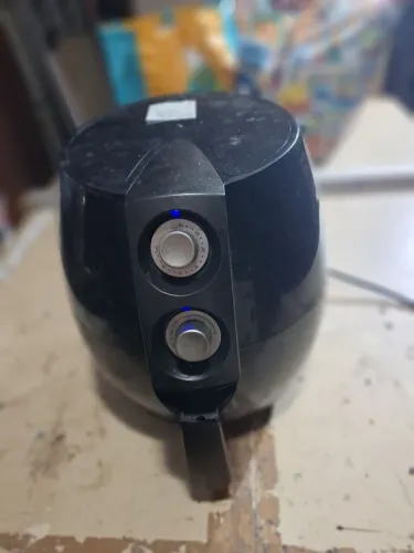 Esfriar com botão  quebrado. Serve para consertar ou retirada de peças 