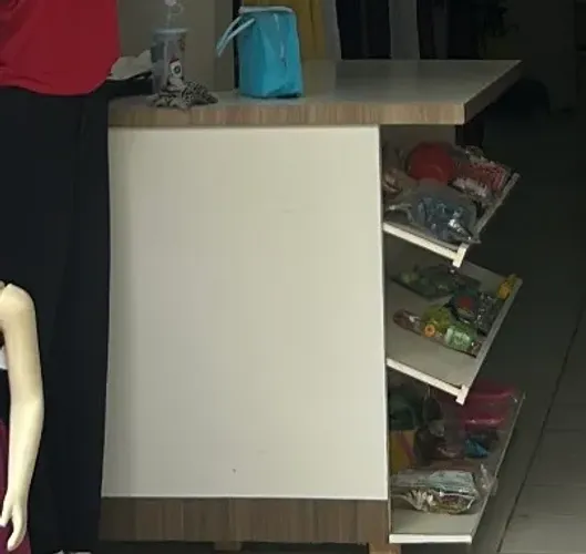 Móveis para montar lojas de roupas