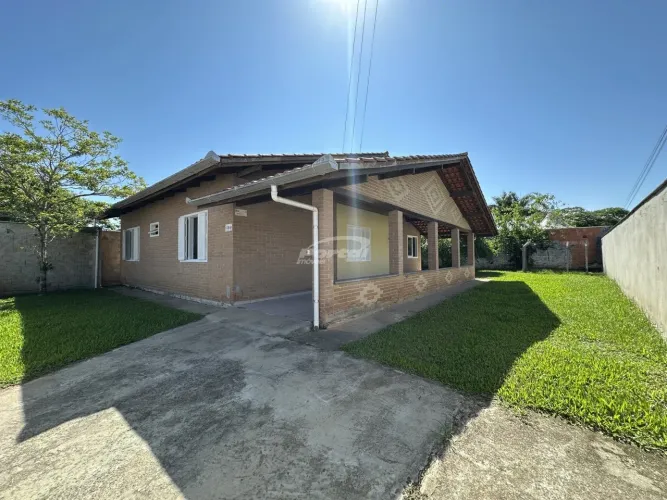 Casa disponível para locação no bairro Centro em Balneário Piçarras/SC. (Cód. 23054)