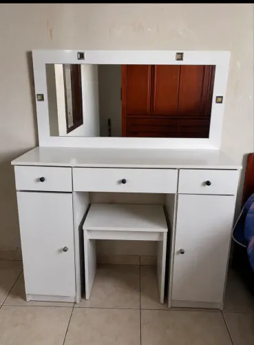 Vendo penteadeira com banquinho