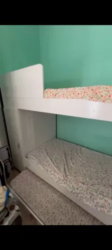 TRELICHE com colchões e armário acoplado.