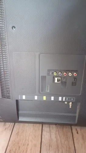 Vendo TV Danificada para Reaproveitou de Peças