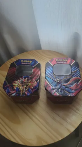 Carta Pokémon Kit Com 2 Latas Zamazenta Zacian Lendas Galar