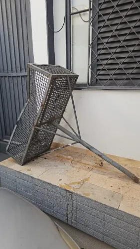 Lixeira de Ferro para Calçada / Muro - Resistente