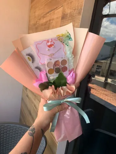 #1 BUQUÊ DE MAQUIAGEM PRESENTEAVEL