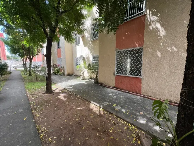 Apartamento com 66m2, 02 quartos, 01 suíte, 01 vaga de garagem, térreo.