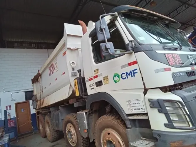 CAMINHÃO BASCULA 8X4 VOLVO - REVISADO