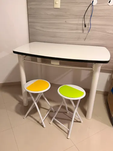 Conjunto mesa jantar e banquinhos de alumínio branco