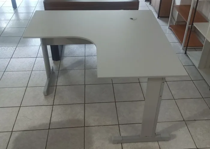 Mesa em L na cor cinza
