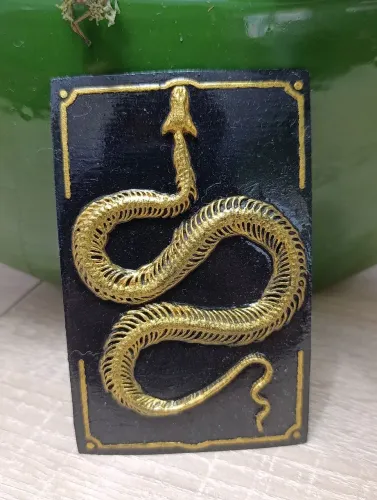 Mini placa decorativa esqueleto de cobra gótico pintada a mão