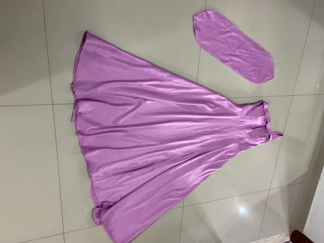Vestido lilás longo madrinha com fenda e bojo