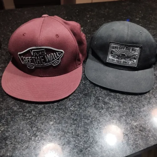 Boné Vans Vinho + Boné Vans Preto