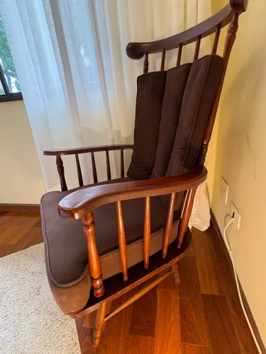 Poltrona maciça estilo colonial 