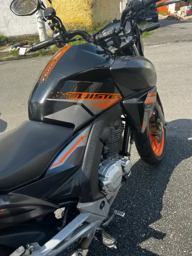 Moto bem conservado conservada 