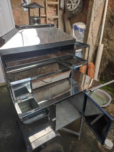 Vendo carrinho de churrasco usado apenas 1 vez. Novo e organizado valor negociável 