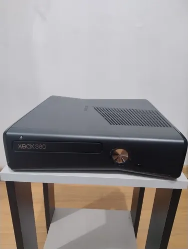 Xbox 360 Slim + acessórios