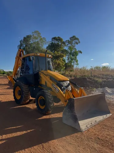 RETROESCAVADEIRA JCB