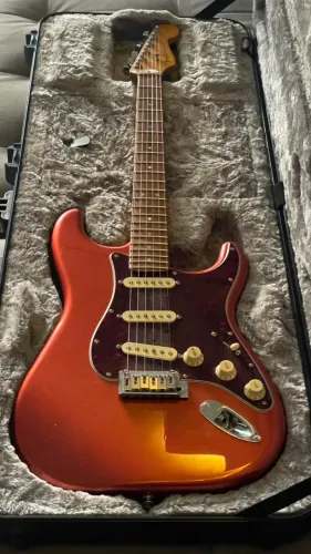Guitarra e Case Fender Player Plus Aged Candy Apple